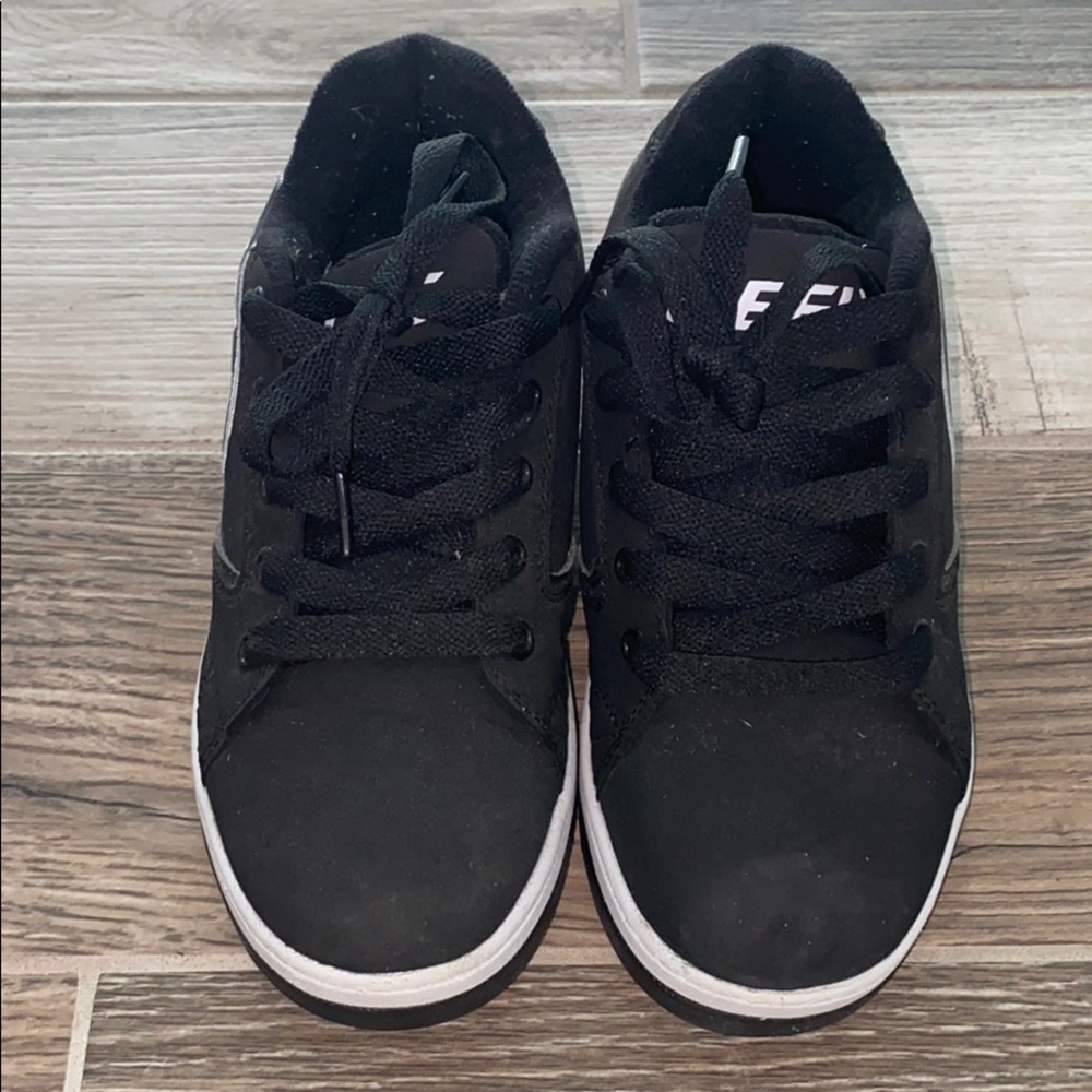 HEELY’S!! Blk /Wht Size 3 like new!! - Picture 2 of 5